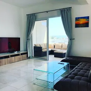 לבקר במלון
