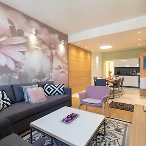 Vitosha Blvd Luxury 2-bedroom, 2-bathroom With Balcony דירה